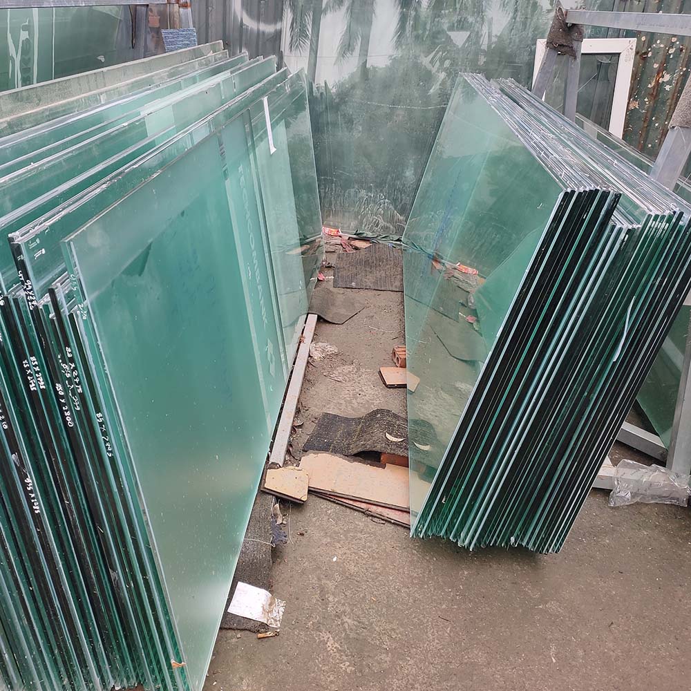 Kính vách cao 2m5 (Số lượng 438 m2) - Tình trạng: CÒN HÀNG